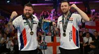 So sehen Sieger aus: Michael Smith und Luke Humphries feiern den Sieg von Team England beim World Cup of Darts 2024.
