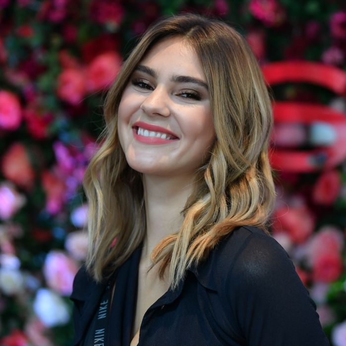 Ausschnitt bis zum Bauchnabel: Hier sorgt das Model für Traumaussichten