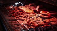 Rewe muss aktuell eine Wurst aus seinem Sortiment zurückrufen.