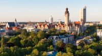 Panorama von Leipzig: Rathaus und Bundesverwaltungsgericht im Sonnenuntergang.