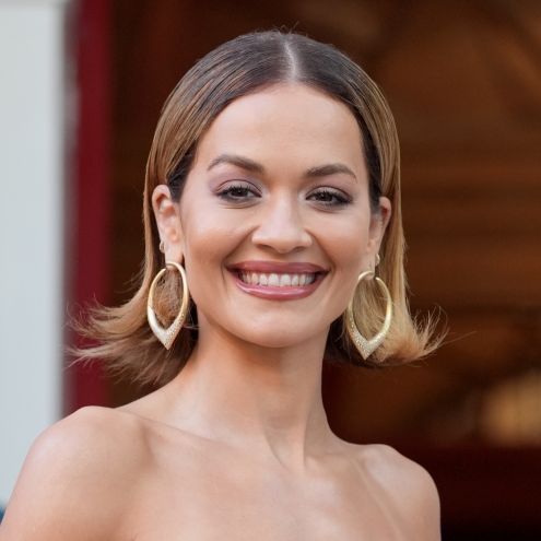 Für dieses Kleid braucht sie keinen BH