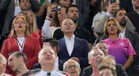 Bundestagspräsidentin Bärbel Bas (l.), Kanzler Olaf Scholz (Mitte) und seine Frau Britta Ernst (r.) unterstützten Deutschland im EM-Achtelfinale gegen Dänemark im Stadion. Bezahlen mussten die Politiker für ihre Tickets nichts.