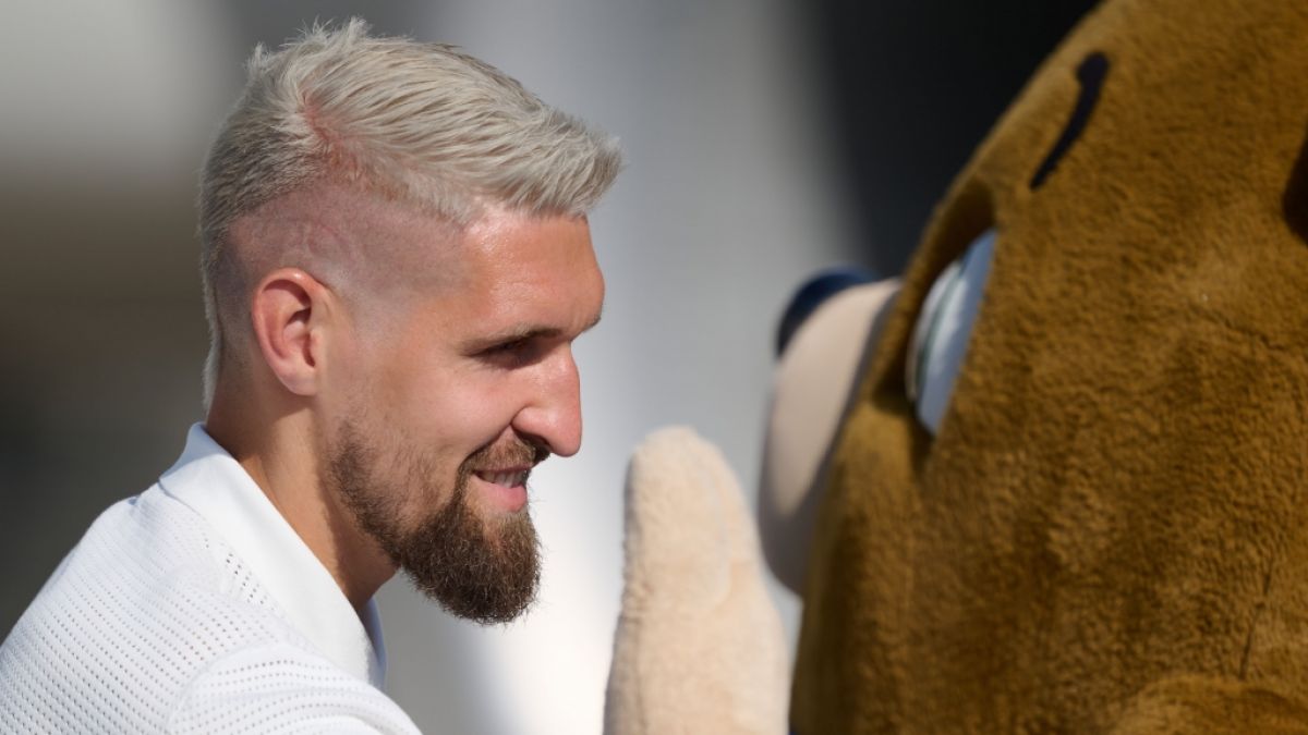 Robert Andrich mit platinblonder Frisur vor dem Achtelfinale gegen Dänemark. (Foto)