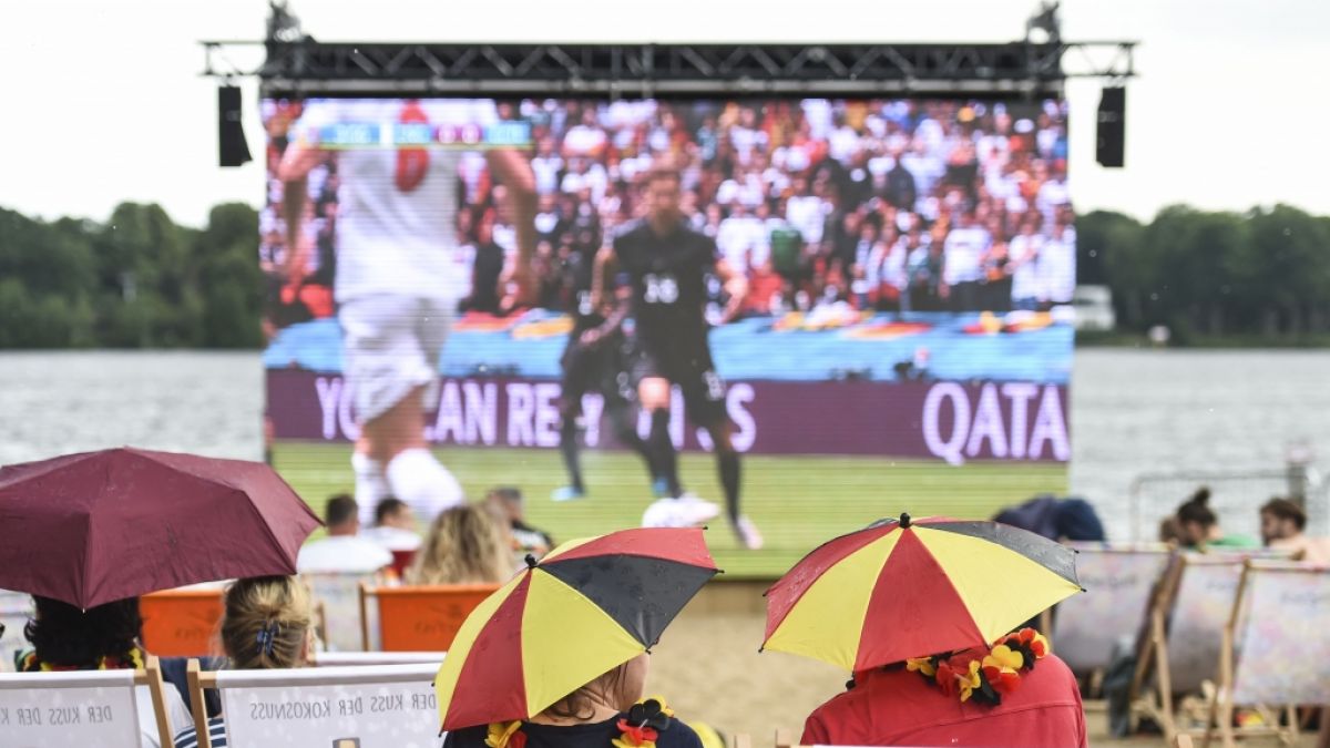 Können sich Fußball-Fans auf den Fanmeilen bei der EM 2024 auf schönstes Sommerwetter freuen? Oder fällt das Spektakel ins Wasser? (Foto)