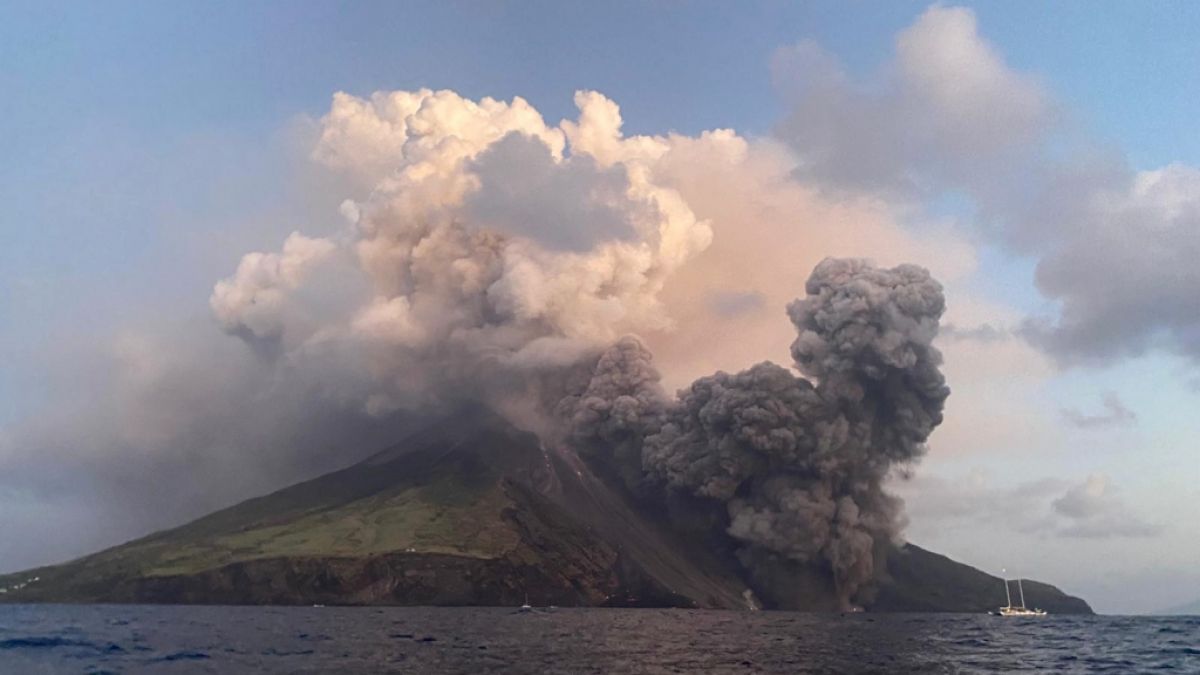Der Vulkan Stromboli spuckt am 04.07.2024 Asche. (Foto)