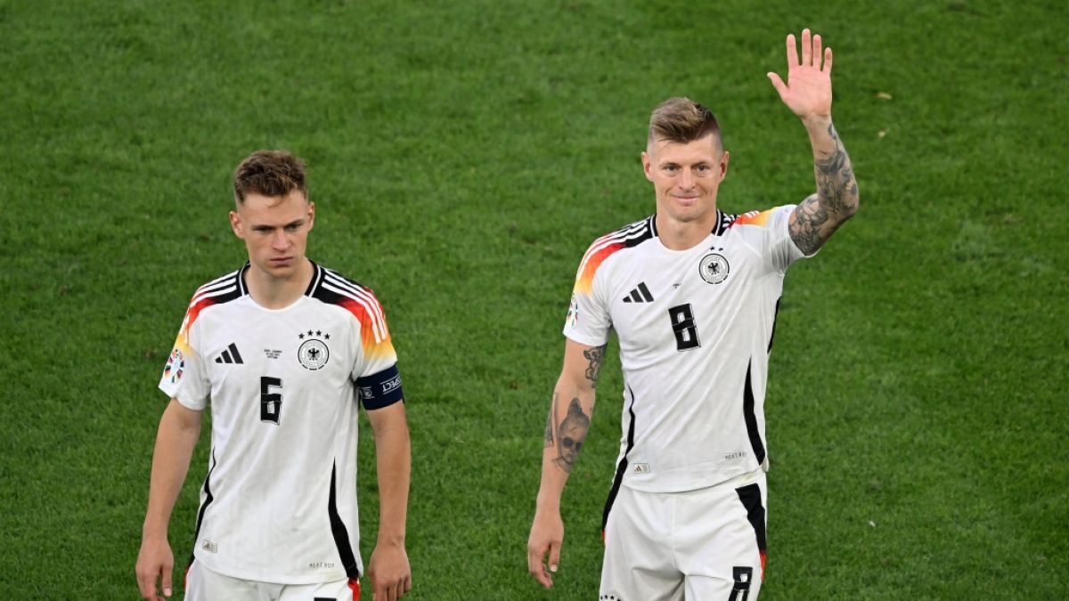 Joshua Kimmich (l.) und Toni Kroos (r.) präsentierten sich bei der UEFA Euro 2024 mit kurz geschorenen Haaren an den Seiten. Ärzte raten nun davon ab, sich solche Frisuren in billigen Barbershops verpassen zu lassen. (Foto)