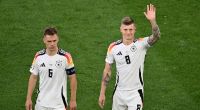 Joshua Kimmich (l.) und Toni Kroos (r.) präsentierten sich bei der UEFA Euro 2024 mit kurz geschorenen Haaren an den Seiten. Ärzte raten nun davon ab, sich solche Frisuren in billigen Barbershops verpassen zu lassen.