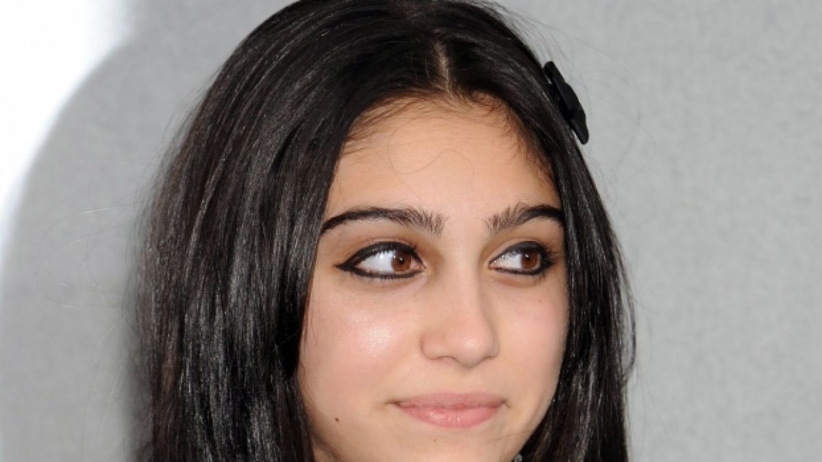 Lourdes Leon macht für die neue Kampagne von Designer David Koma sogar einen Spagat im Tanga. (Foto)