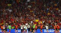 Die spanischen Spieler feiern nach dem erfolgreichen EM-Halbfinale gegen Frankreich mit ihren Fans. Ein Flitzer störte die Party.