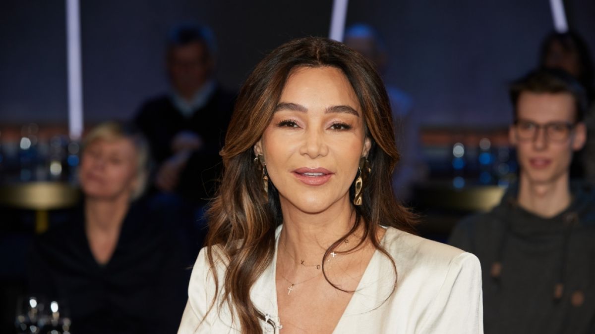 Verona Pooth begeistert mit ihrem gewagten Dekolleté-Hingucker. Verona Pooth begeistert mit ihrem gewagten Dekolleté-Hingucker. (Foto)