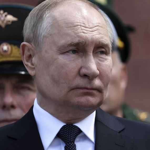 Putin-Soldat eskaliert und feuert mit Maschinengewehr auf Kameraden