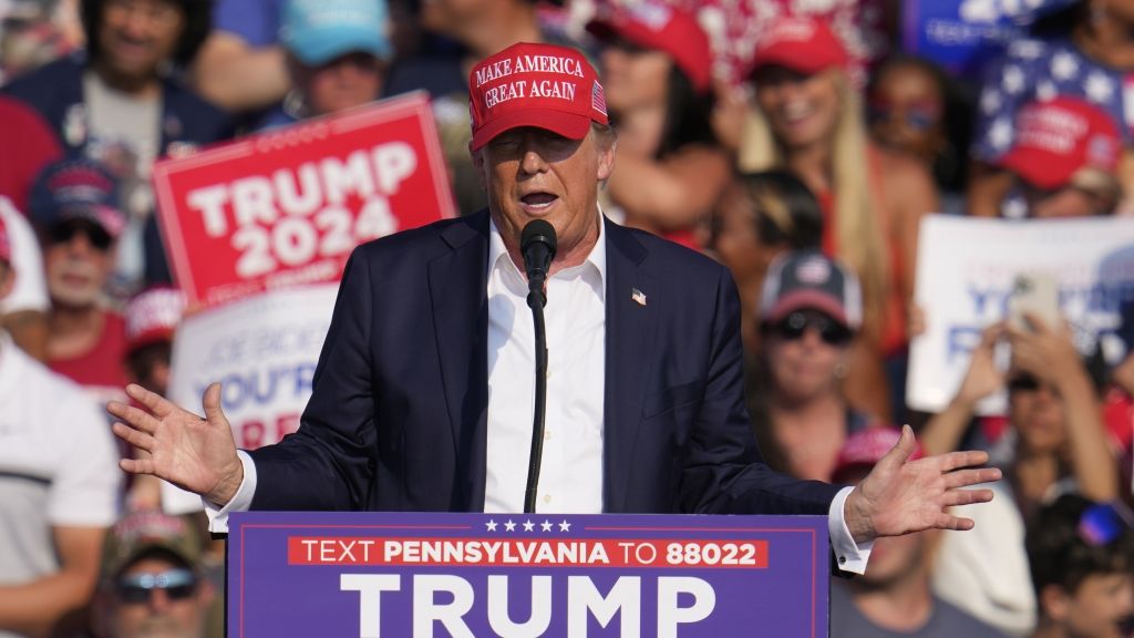 Alles beginnt zunächst ganz normal: Donald Trump war am Samstag in die Kleinstadt Butler in Pennsylvania gekommen, um eine Wahlkampfrede zu halten. Dabei gab er sich gewohnt kämpferisch. (Foto)