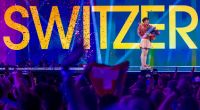Nemo aus der Schweiz jubelt nach dem Gewinn im Finale des Eurovision Song Contest (ESC) 2024 mit seinem Titel 