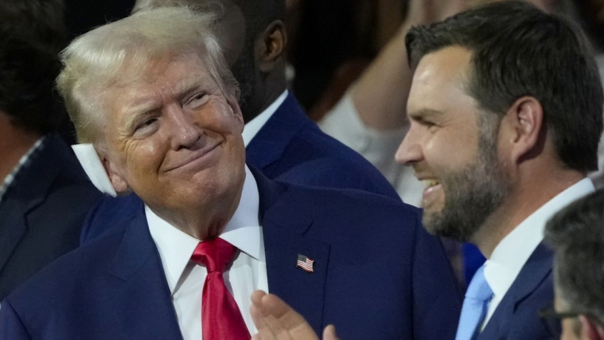 Donald Trump zeigte sich nach dem Attentat auf ihn mit einem riesigen Pflaster am Ohr. (Foto)