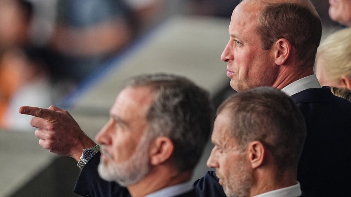 Prinz William soll sich am Rande des Fußball-EM-Finals in Berlin eine freche Läster-Attacke geleistet haben. (Foto)