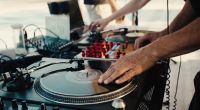 Als Techno-DJ wurde Tomcraft zum Superstar - nun ist der DJ und Produzent, der mit bürgerlichem Namen Thomas Brückner hieß, mit 49 Jahren gestorben (Symbolfoto).