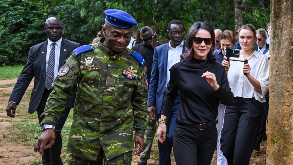 Annalena Baerbock mit Brigadegeneral Joseph Allah Kouame in Abidjan an der Elfenbeinküste. (Foto)