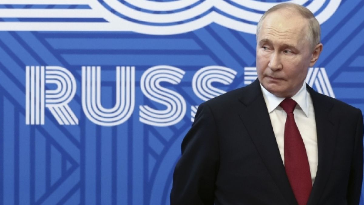 Wladimir Putin könnte Russland einer Analyse zufolge auf zehn weitere Kriegsjahre vorbereiten. (Foto)