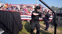 Agenten des US-Geheimdienstes Secret Service schützen den republikanischen Präsidentschaftsbewerber und ehemaligen US-Präsidenten Donald Trump auf der Bühne bei einer Wahlkampfveranstaltung in Butler, Pennsylvania.