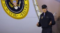 Joe Biden stieg nach seinem positiven Corona-Test aus der Air Force One aus. Er wurde im Anschluss zu seinem Privathaus in Rehoboth Beach (Delaware) gebracht.