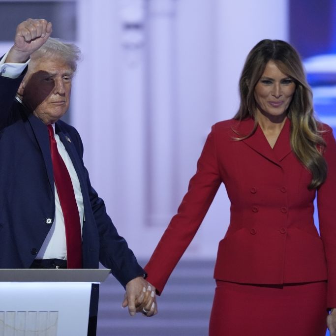 Im roten Zweiteiler stiehlt sie Donald Trump glatt die Show