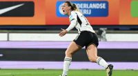 Klara Bühl jubelt im Trikot der deutschen Frauenfußball-Nationalmannschaft.