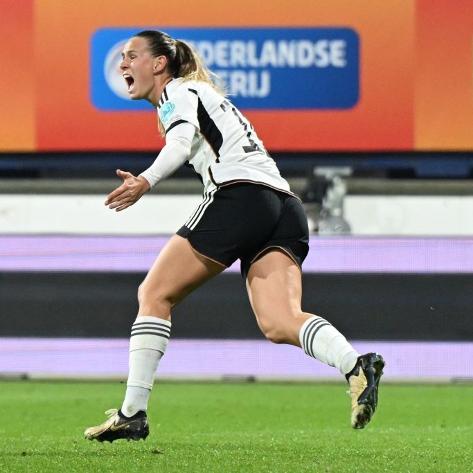 Mit diesem Mann schwelgt die DFB-Stürmerin aktuell im Glück