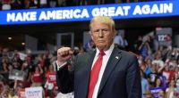 Donald Trump bei seinem ersten Wahlkampfauftritt nach dem Attentat.