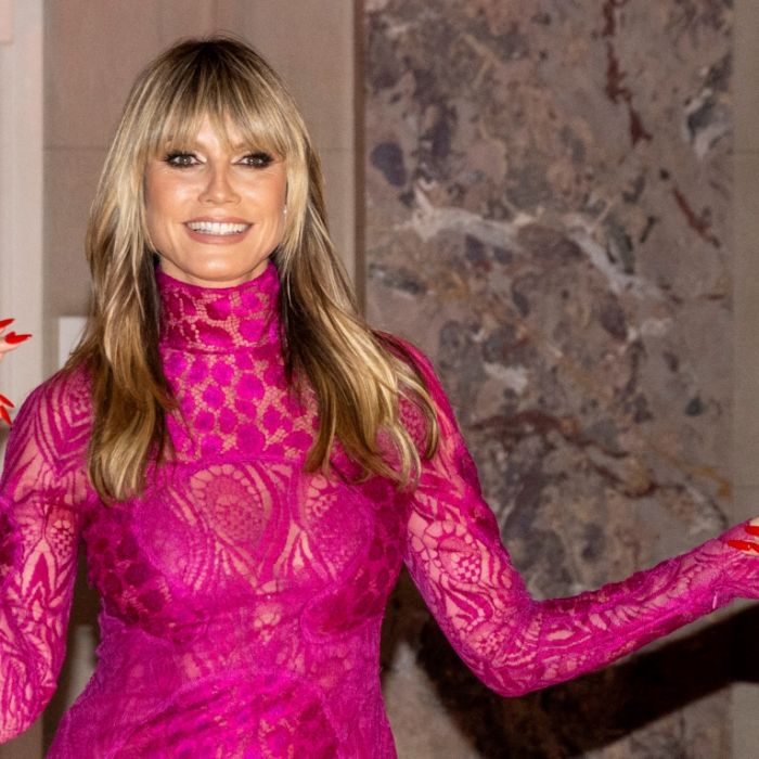 Im BH gönnt sich das Model eine Auszeit am Pool