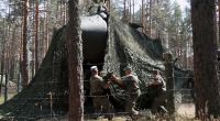 Während einer Militärübung bringen russische Soldaten eine Tarnvorrichtung an der Interkontinentalrakete Jars an.