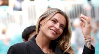 Sophia Thomalla setzt im Büro auf ein knappes Outfit.