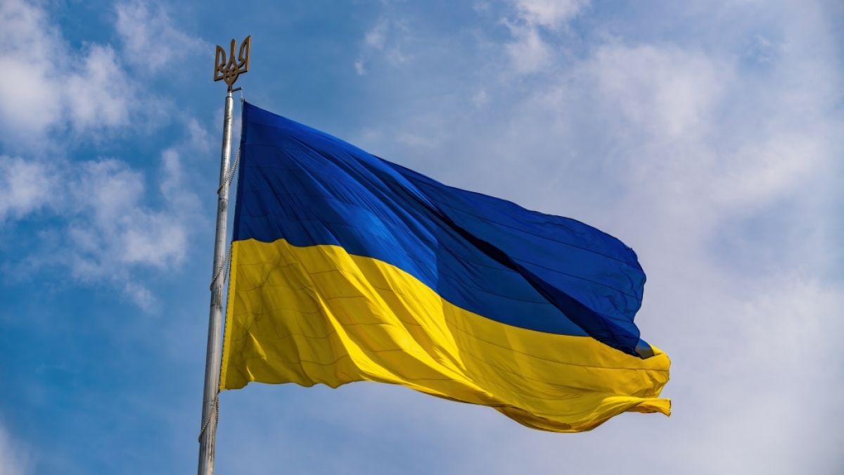 Eine ukrainische Flagge weht im Wind. Im russischen TV wurde der Nation die Existenz abgesprochen. (Foto)