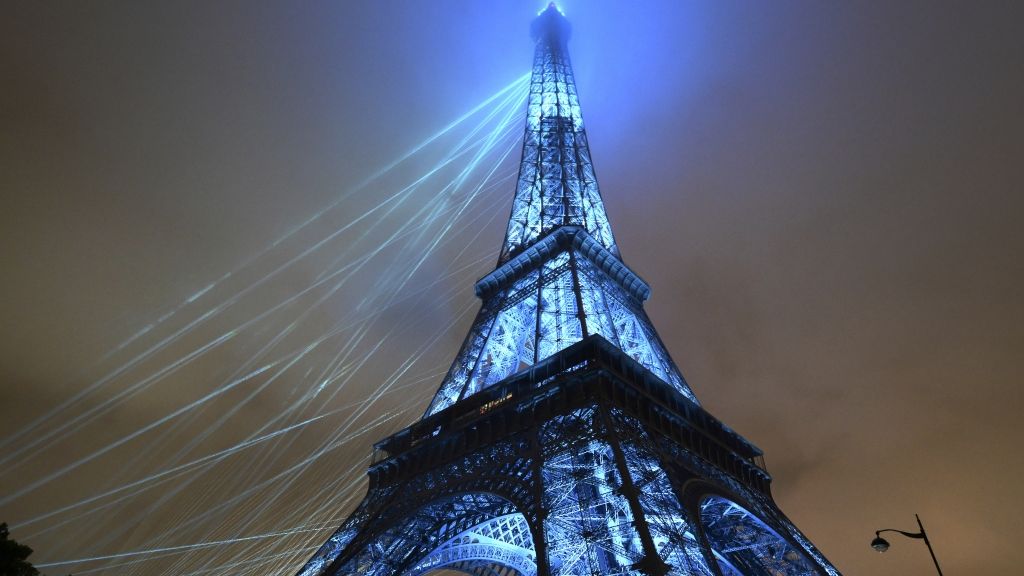 Blick auf den beleuchteten Eiffelturm im Trocadero-Stadion bei der Eröffnung der Olympischen Sommerspiele 2024 in Paris. (Foto)