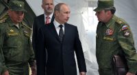 Die Zeiten, in denen Dmitri Bulgakow (re.) Wladimir Putin als Vizeverteidigungsminister nahestand, sind vorbei: Jetzt sitzt der Russen-General wegen Korruption in Haft.