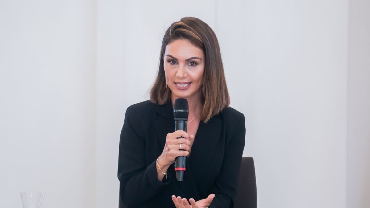 Nazan Eckes posierte in ihrem Mykonos-Urlaub mit einem freizügigen Badeanzug. (Foto)