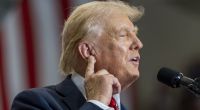 Donald Trump zeigt sein mittlerweile verheiltes Ohr.