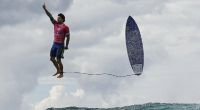 Der brasilianische Surfer Gabriel Medina scheint beim Wettkampf auf Tahiti mit seinem Brett in der Luft zu stehen.
