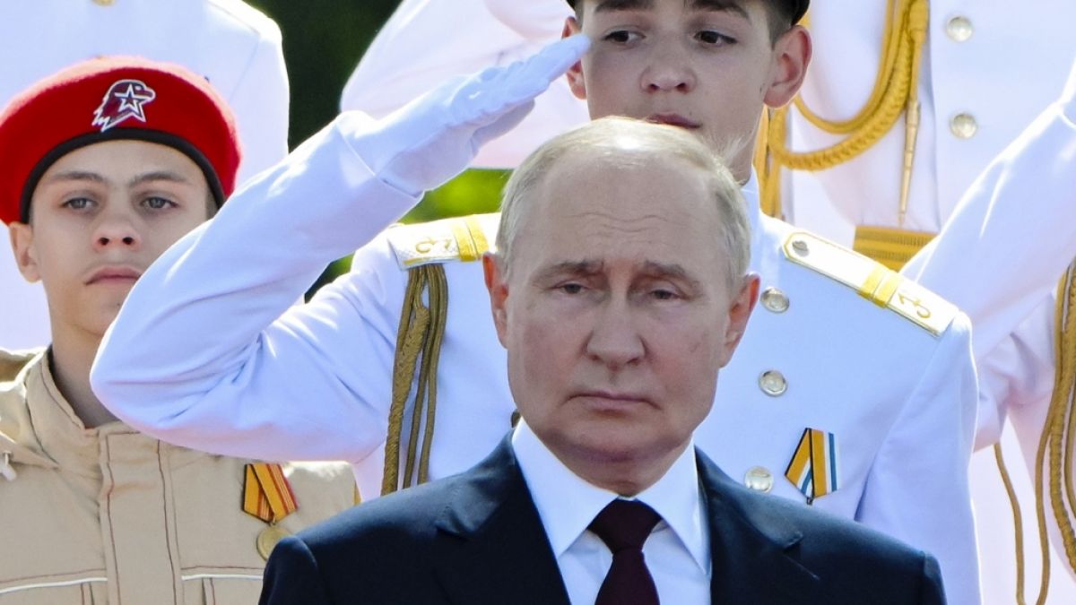 Hat Wladimir Putin im Ukraine-Krieg einen Helikopter nach dem Abschuss durch eine Billig-Drohne verloren? Hat Wladimir Putin im Ukraine-Krieg einen Helikopter nach dem Abschuss durch eine Billig-Drohne verloren? (Foto)