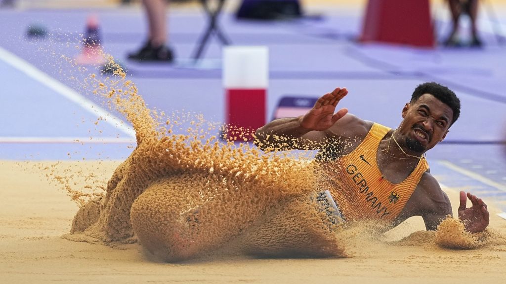 Der deutsche Zehnkämpfer Leo Neugebauer landet beim Weitsprung im Sand. (Foto)