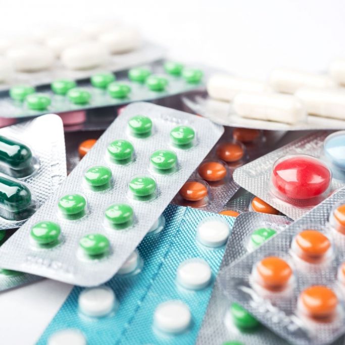 Apothekerin klärt auf: Bei diesen Medikamenten sollten Sie auf Saft verzichten