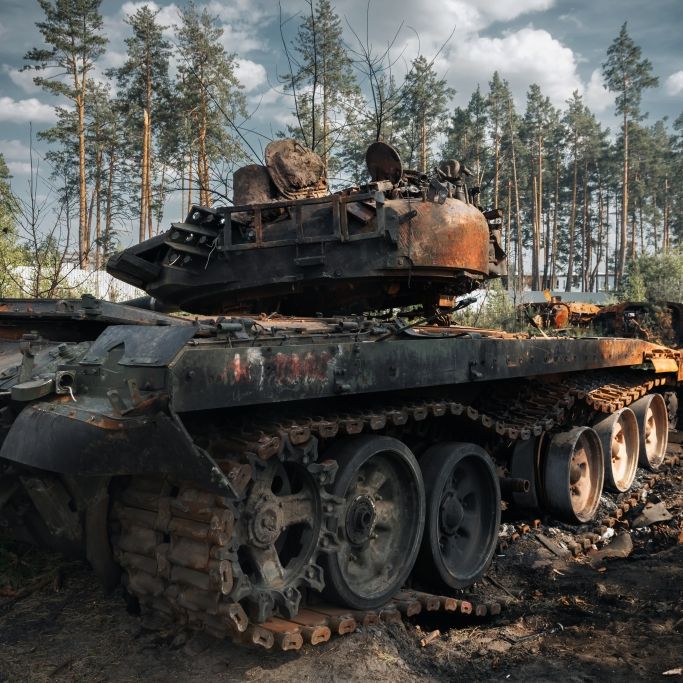 Drohnen jagen Putins Einwegpanzer in die Luft - Video zeigt Explosion