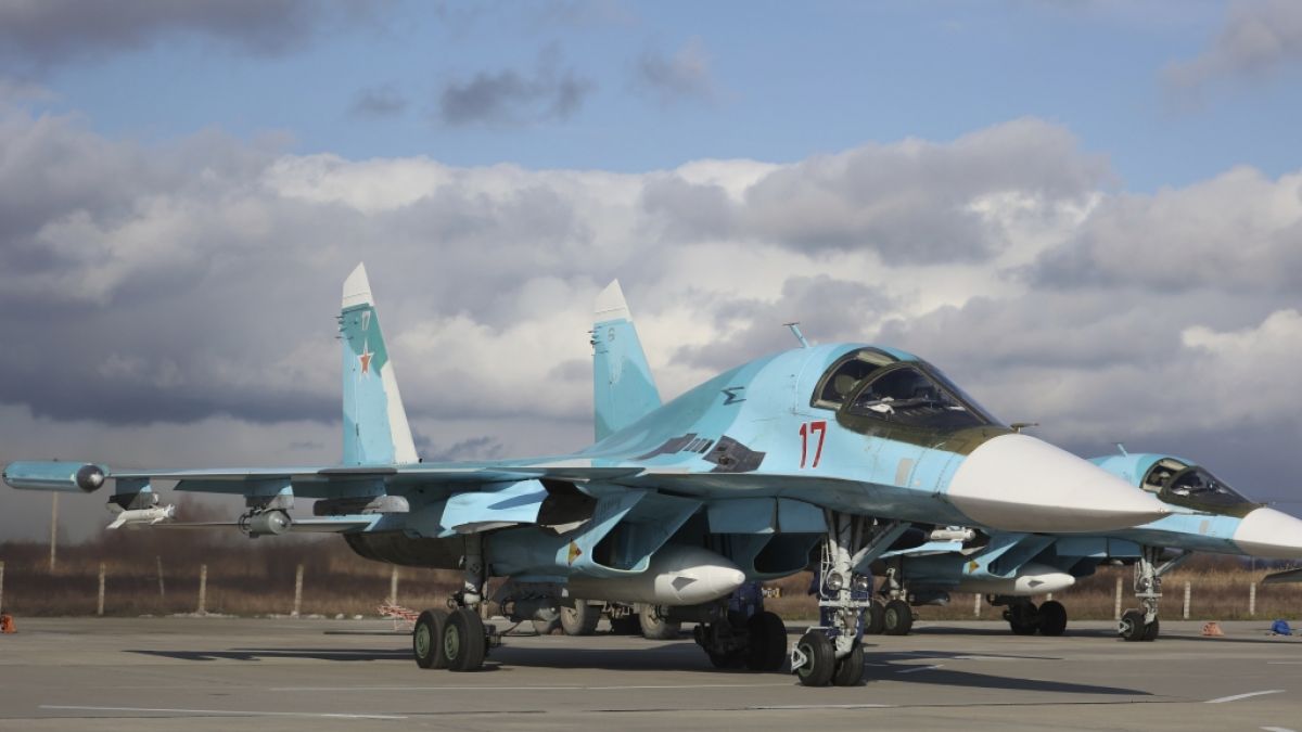 Russland hat Su-34-Kampfjets von der Grenze zur Ukraine weit ins Landesinnere verlegen lassen. (Foto)