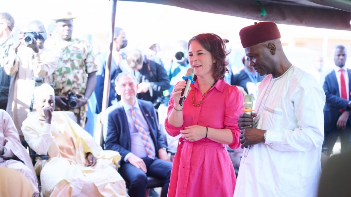 Annalena Baerbock soll angeblich Liebesdienste von einem afrikanischen Gigolo in Anspruch genommen haben. Das ist jedoch falsch. Annalena Baerbock soll angeblich Liebesdienste von einem afrikanischen Gigolo in Anspruch genommen haben. Das ist jedoch falsch. (Foto)