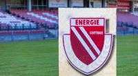 Das Vereinslogo des FC Energie Cottbus steht auf dem Rasen des LEAG Energie Stadions.