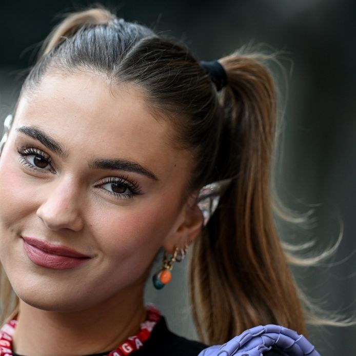 Komplett hüllenlos gönnt sich das Model eine Abkühlung