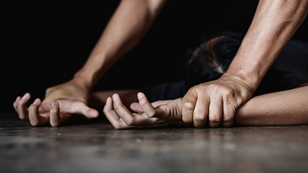 Eine Frau wurde von ihrem Tinder-Date in eine Falle gelockt. Eine Frau wurde von ihrem Tinder-Date in eine Falle gelockt. (Foto)