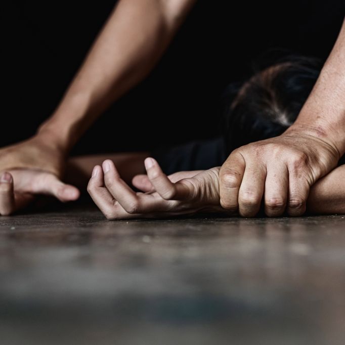 Von Tinder-Date in Falle gelockt - 23-Jährige von drei Männern vergewaltigt