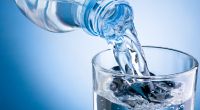 Gerade im Sommer ist eine ausreichende Flüssigkeitszufuhr wichtig, doch aktuell sollten Verbraucherinnen und Verbraucher infolge eines Produktrückrufes von einem bestimmten Mineralwasser lieber die Finger lassen (Symbolfoto).