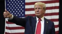Ex-US-Präsident Donald Trump ließ sich trotz Zwischenfällen bei der Anreise von seinen Anhängern bei einer Wahlkampfveranstaltung in Bozeman, Montana feiern.