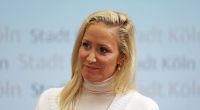 Janine Kunze posierte nur im Bikini-Höschen.